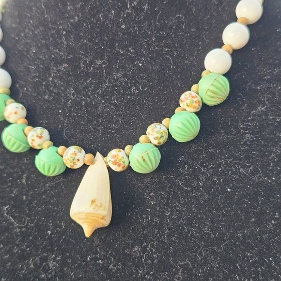 Vintage Mid-Century 1950's Shell Pendant Necklace with Green and Cream Beads - Picture 3 of 4